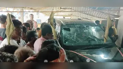 बकरी को बचाने में कार नाश्ते की दुकान में घुसी, आधे दर्जन लोग घायल