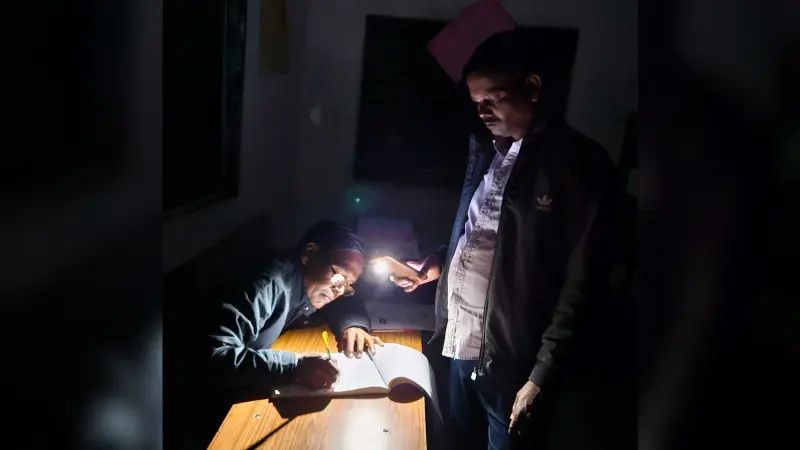 ओके ::::::::: मतदानकर्मी इवीएम लेकर पहुंचे कलस्टर