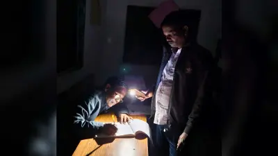ओके ::::::::: मतदानकर्मी इवीएम लेकर पहुंचे कलस्टर