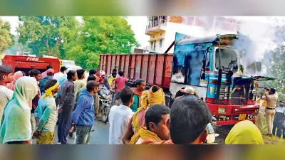 सड़क पर चलते ट्रक में लगी आग, अगला हिस्सा जला