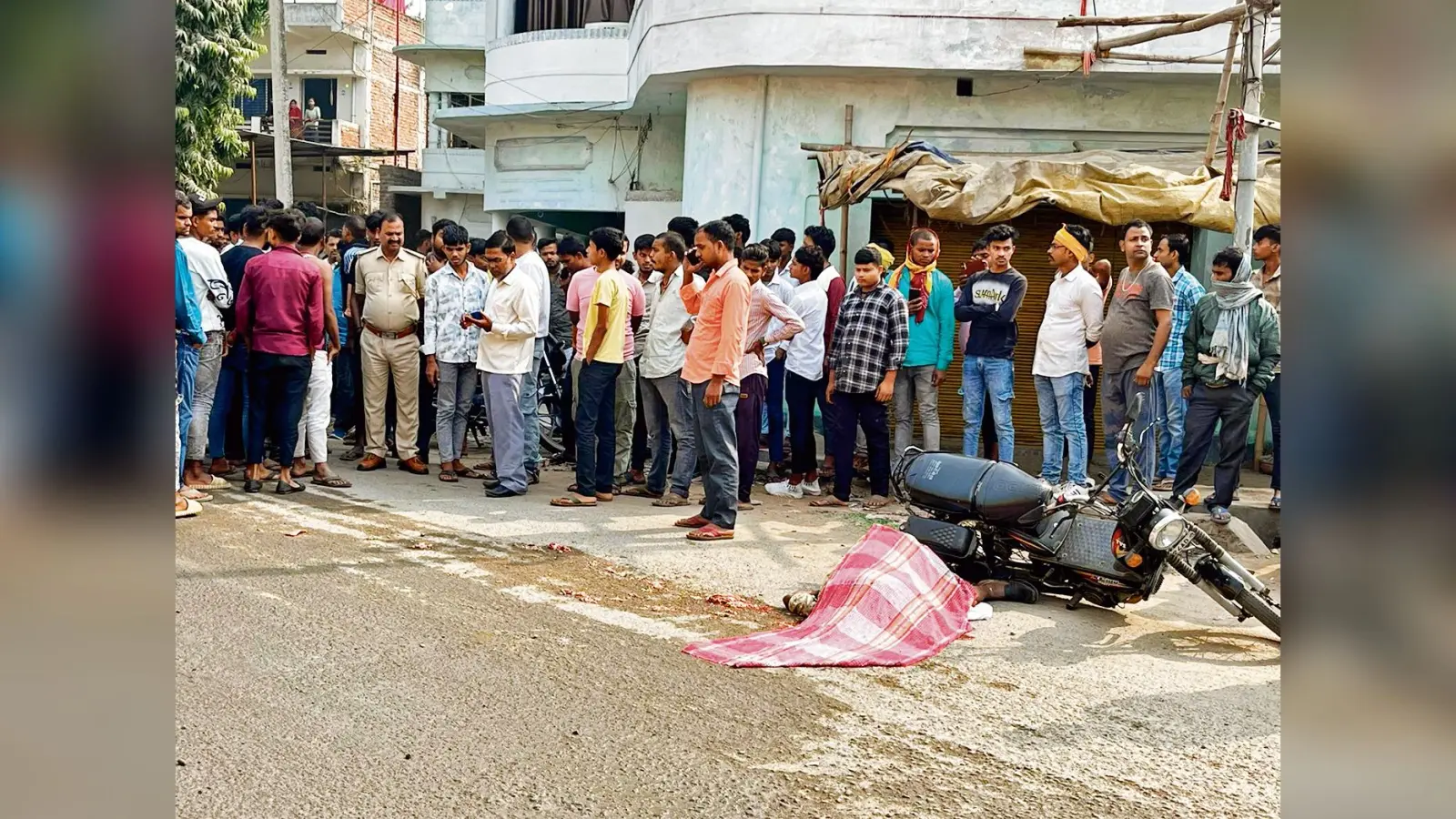डंपर की टक्कर से लूना सवार पिता की मौत, पुत्र बाल-बाल बचा