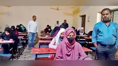 Gopalganj News : गणित और इतिहास के प्रश्नों ने छुड़ाये परीक्षार्थियों के पसीने, दो केंद्रों पर चल रही स्नातक फाइनल इयर की परीक्षा