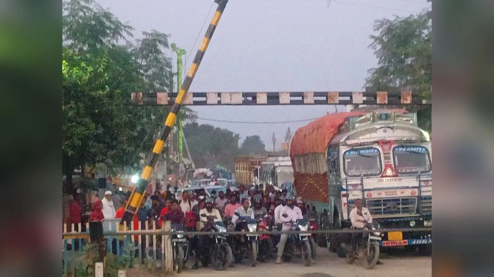 Giridih News :रेलवे फाटक पर जाम से ट्रेनों परिचालन के पर पड़ा असर