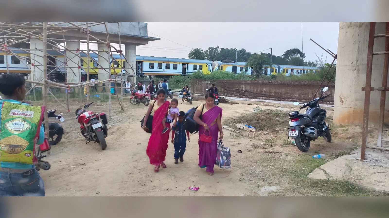 रेल फाटक पर दुर्घटना के बाद इएमयू में सवार यात्रियों को हुई काफी परेशानी