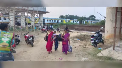 रेल फाटक पर दुर्घटना के बाद इएमयू में सवार यात्रियों को हुई काफी परेशानी