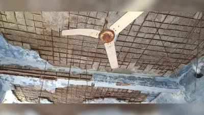 Ghatshila News : छत से गिरता है प्लास्टर, नीचे खौफ में पढ़ते हैं 162 विद्यार्थी