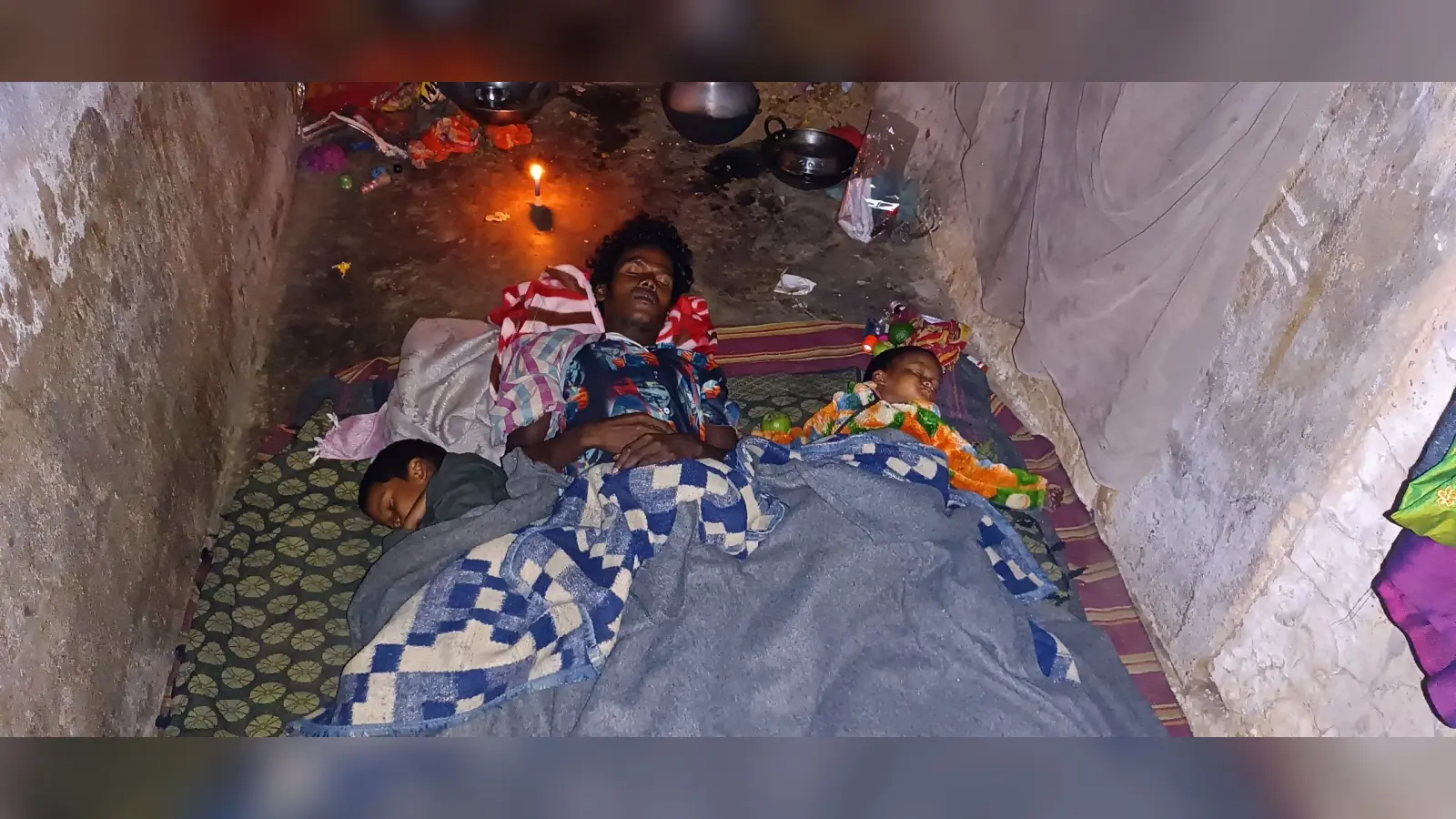 Ghatshila News : सबरों के पास न अलाव है न कंबल, मुश्किल से कट रहीं सर्द रातें