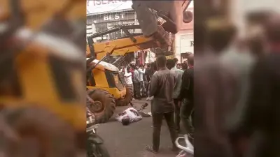Patna News : ठेला जब्त करने के विरोध में जेसीबी के सामने पिता के साथ लेटा दुकानदार