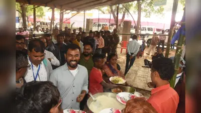 DHANBAD NEWS : डिस्पैच सेंटर पर दाल-भात केंद्र, दीदी किचन व ठेला-खोमचाें पर लगी रही भीड़