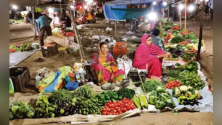 DHANBAD NEWS : चुनाव को ले वाहनों की कमी से दूर दराज से सब्जी बेचने वालों को हुई परेशानी