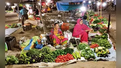 DHANBAD NEWS : चुनाव को ले वाहनों की कमी से दूर दराज से सब्जी बेचने वालों को हुई परेशानी