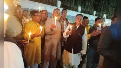सरकार की नीतियों के खिलाफ माध्यमिक शिक्षकों ने निकाला कैंडल मार्च