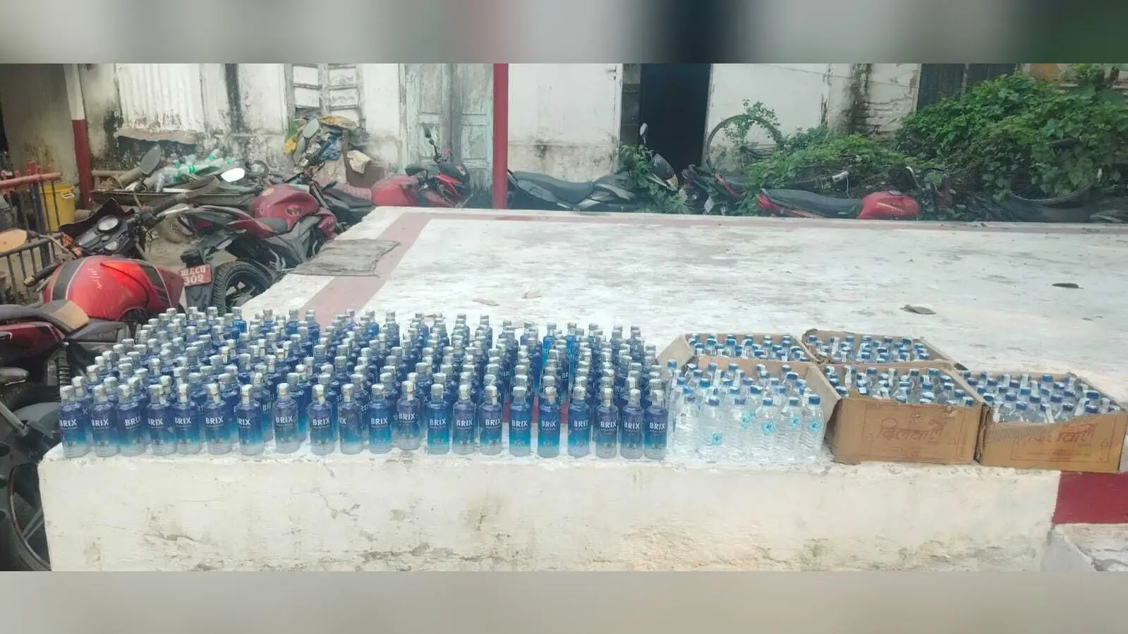 370 बोतल शराब बरामद, बाइक जब्त, तस्कर फरार