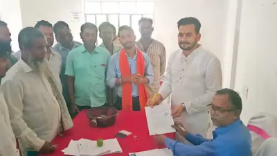 पैक्स चुनाव में नामांकन के दूसरे दिन दिघलबैंक प्रखंड मुख्यालय में उमड़ी उम्मीदवारों की भीड़