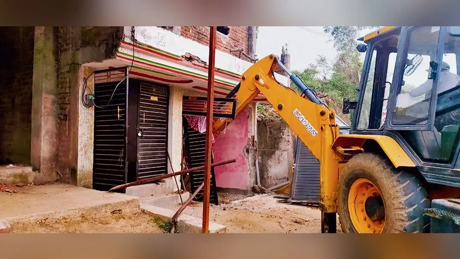 Gaya News : 50 हजार के इनामी आरिफ खान के घर कुर्की-जब्ती, बुलडोजर से कार्रवाई