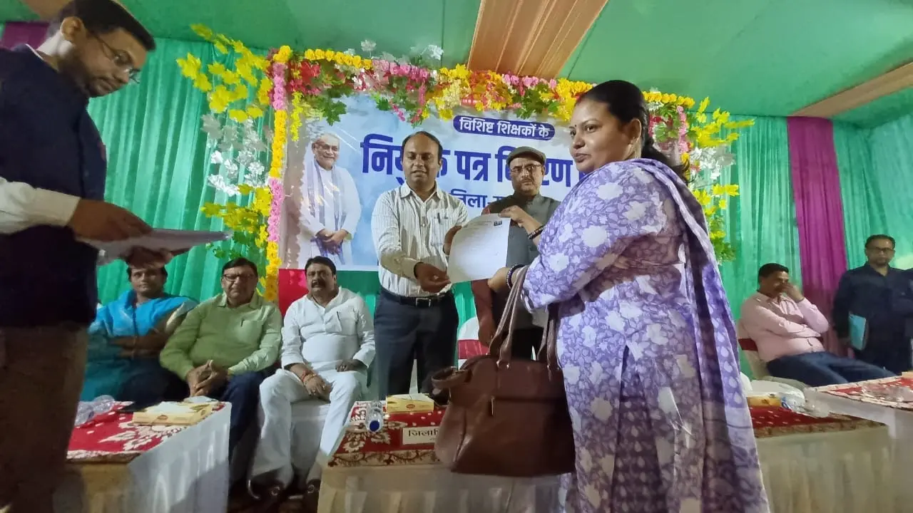 छात्रों को प्रेरित कर सीखने के लिए प्रोत्साहित करें : डीएम
