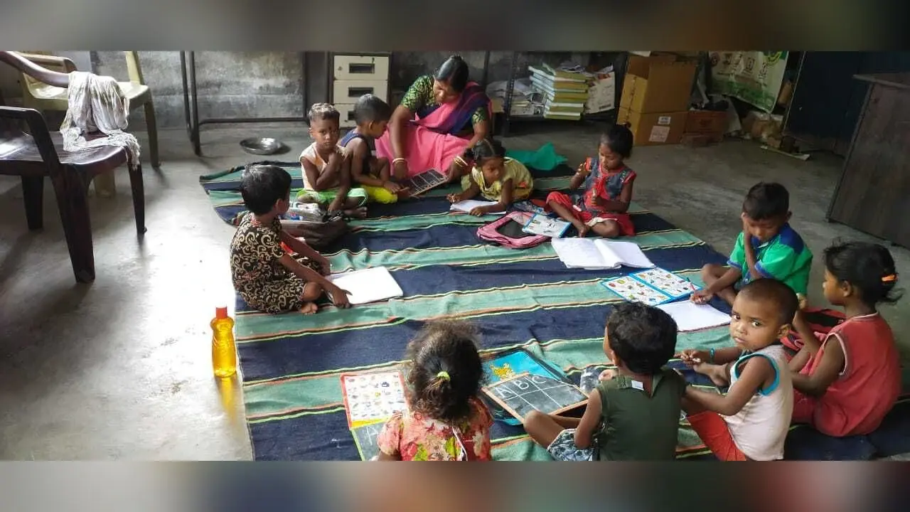 Ghatshila News : 10 साल से एक कमरे में चल रहा आंगनबाड़ी और अस्पताल