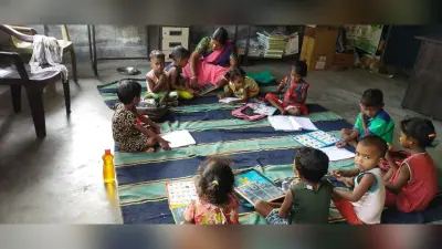 Ghatshila News : 10 साल से एक कमरे में चल रहा आंगनबाड़ी और अस्पताल