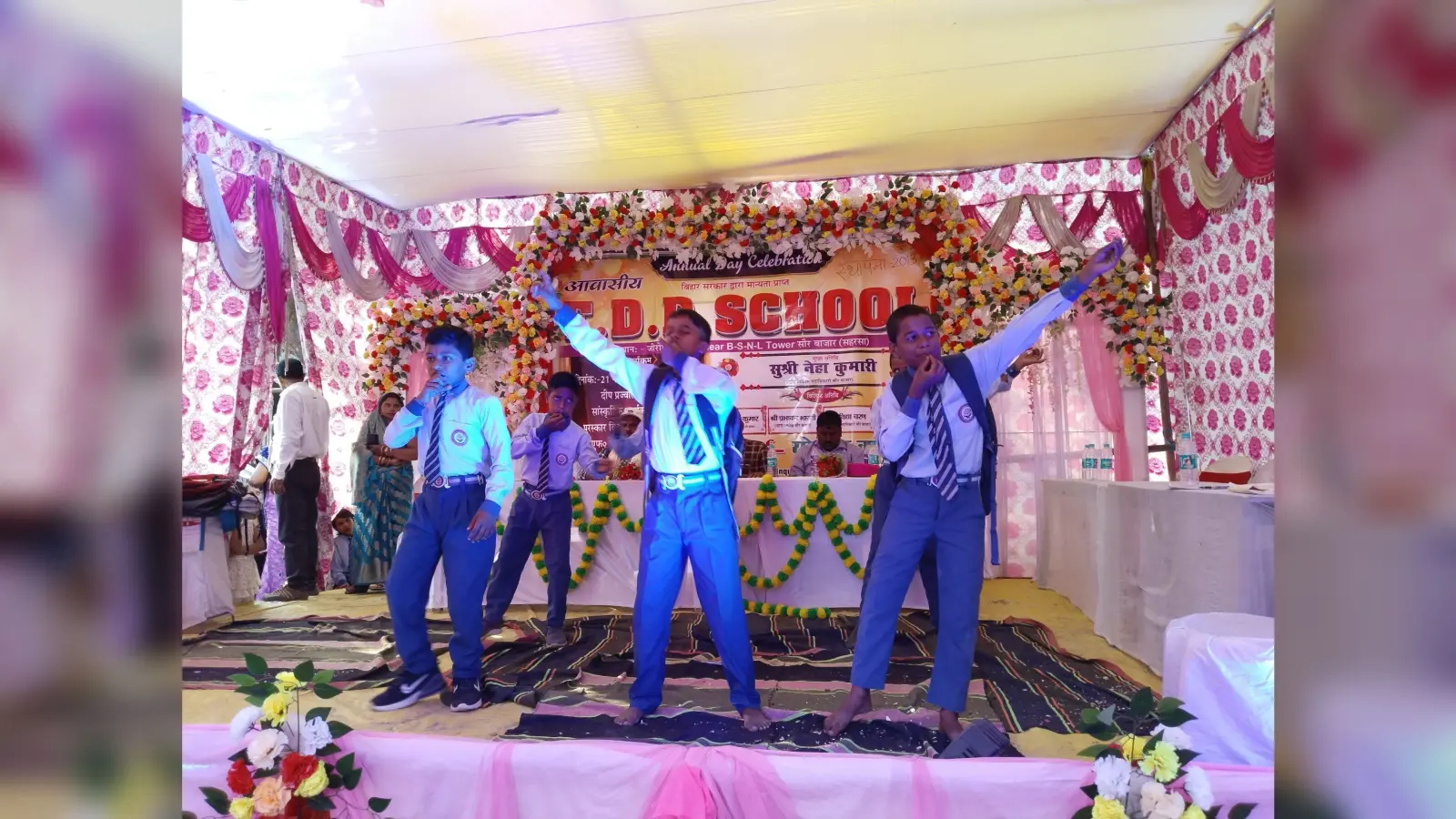 विद्यालय के स्थापना दिवस पर स्कूली बच्चों ने पेश किया मनमोहक प्रस्तुति