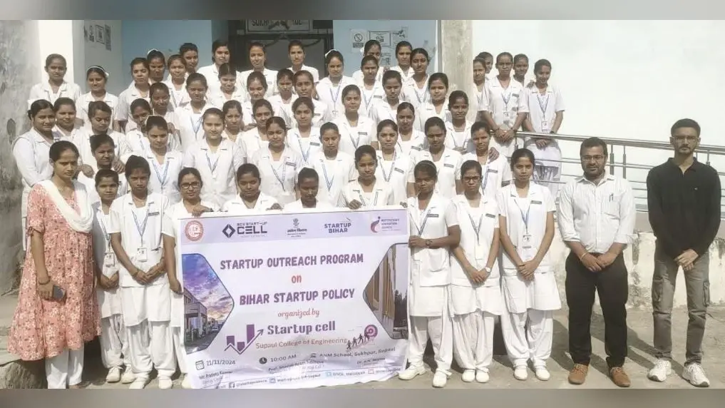एएनएम स्कूल सुखपुर में स्टार्टअप आउटरीच कार्यक्रम में छात्राओं को किया जागरूक