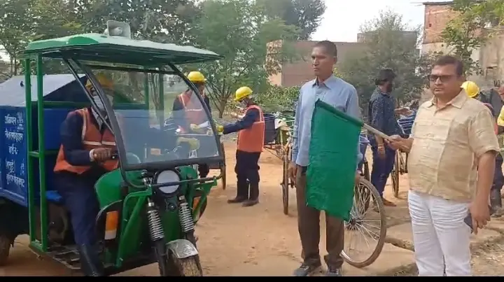 हरी झंडी दिखाकर स्वच्छता कर्मियों को किया गया रवाना
