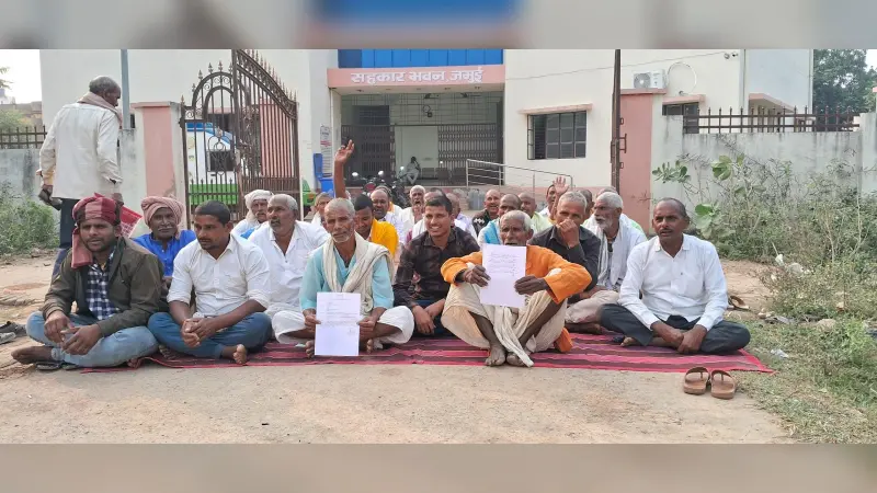 मतदान केंद्र को लेकर धरसंडा टोला के ग्रामीणों ने किया प्रदर्शन
