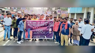 Gopalganj News : प्रखर दुबे को इंसाफ दिलाने के लिए लोगों ने निकाला विरोध मार्च, एसपी को सौंपा मांग पत्र