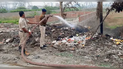 hajipur news. प्रदूषण को कम करने के लिए कचरे में लगी आग को फायर ब्रिगेड ने बुझाया