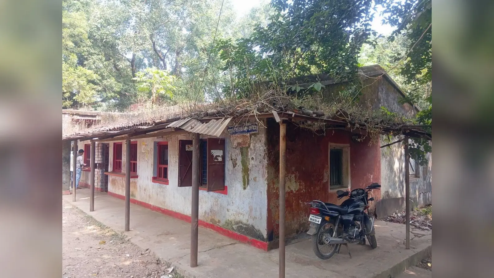 Ghatshila News : मुसाबनी डाकघर का भवन जर्जर, जान जोखिम में डाल ड्यूटी कर रहे कर्मी