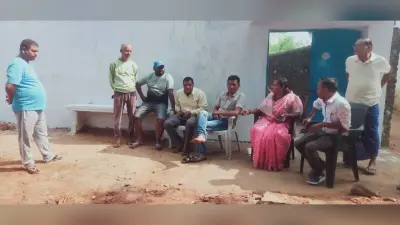 Ghatshila News : पेयजल का पाइप नाली के ऊपर बिछाने का विरोध, ग्रामीणों ने काम रोका
