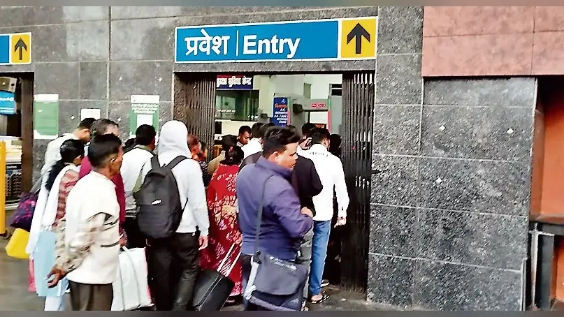 Ranchi news : बैगेज स्कैनर से बढ़ी यात्रियों की परेशानी