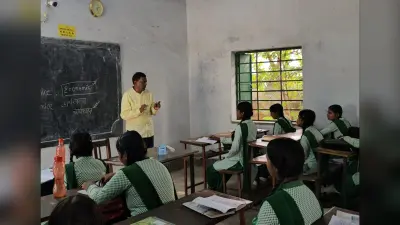 Bokaro News : डॉ लंबोदर ने स्कूल में बच्चियों को पढ़ाया