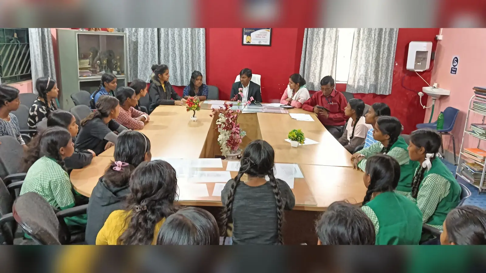 विद्यालय में छात्राओं की बढ़ती अनुपस्थिति पर डीइओ ने जतायी चिंता, दी हिदायत