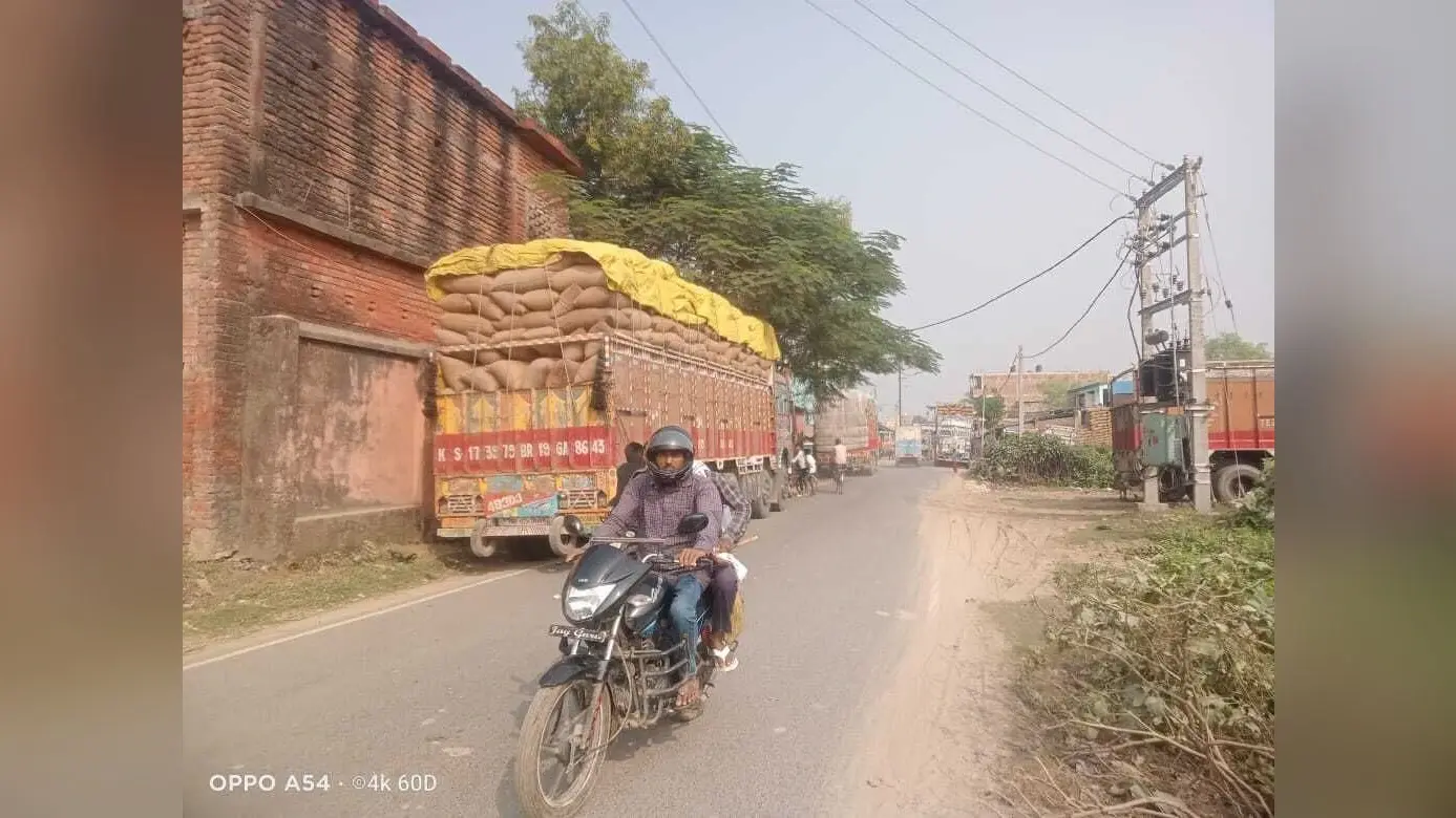 चार पहिया वाहन व ऑटो के आमने-सामने की टक्कर में चार लोग हुए जख्मी, प्राथमिक उपचार के बाद हायर सेंटर रेफर
