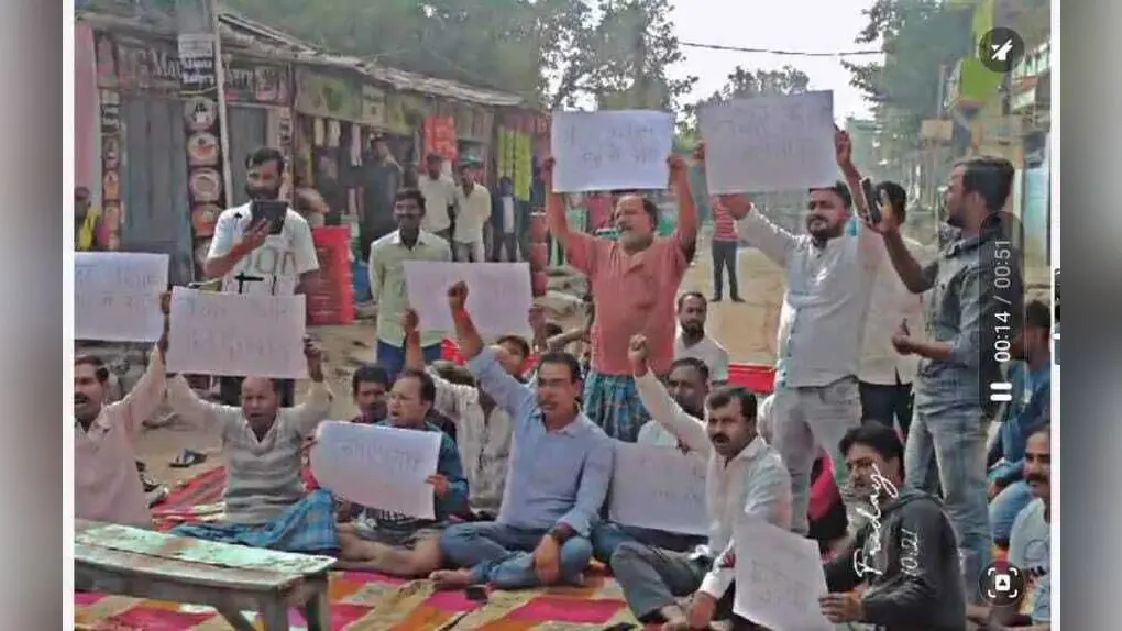 जलजमाव दूर करने को लेकर वार्ड 34 के लोगों ने सड़क जाम कर किया विरोध प्रदर्शन