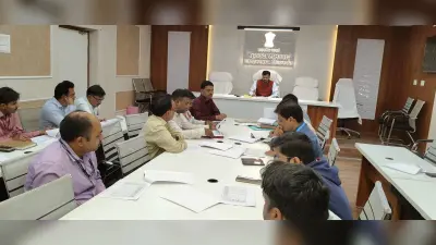 उद्योग विभाग द्वारा संचालित योजनाओं की डीएम ने अधिकारियों के साथ की समीक्षा