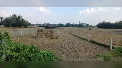भूमि विवाद को ले दो पक्ष आये आमने-सामने, बढ़ते तनाव को देख पहुंचे पुलिस के अधिकारियों ने दोनों पक्षों को समझा-बुझाकर किया शांत