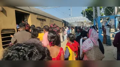 बोला काली पूजा में भाग लेने उमड़ी श्रद्धालुओं की भीड़, सिलीगुड़ी-बालूरघाट ट्रेन में पैर रखने की भी नहीं जगह
