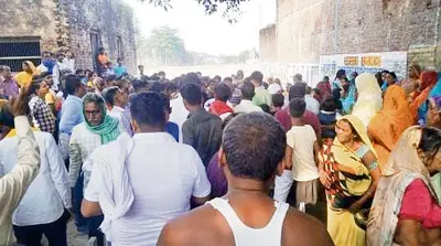 Gopalganj News : डूमर नरेंद्र गांव में नहर के किनारे पेड़ से टंगा मिला युवक का शव, पुलिस ने जतायी आत्महत्या की आशंका
