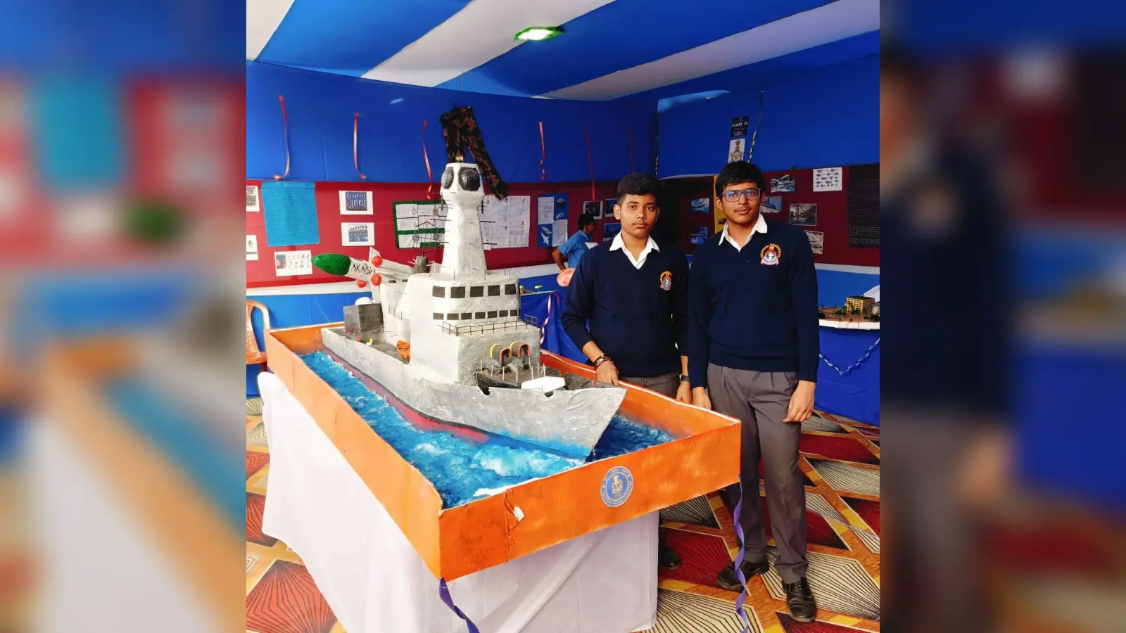 आइएनएस विशाखापत्तनम व टी 90-ए भीष्म टैंक का मॉडल लोगों को कर रहा आकर्षित