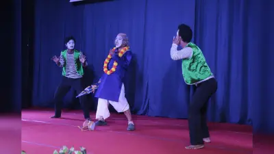 माइम के कलाकारों व गिटार वादन ने दर्शकों का मनमोहा