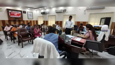 डीएम ने जनता दरबार में सुनी लोगों की फरियाद