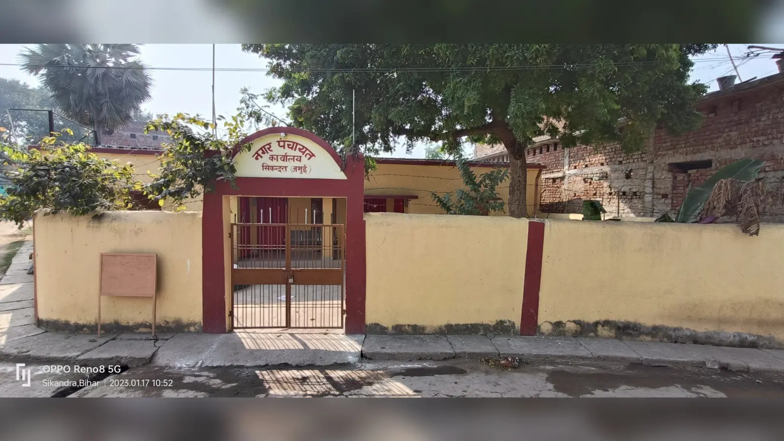 सिकंदरा नगर पंचायत में बदतर साफ सफाई की व्यवस्था देख उग्र हुए पार्षद