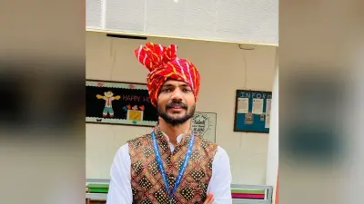 जर्जर सड़कों के निर्माण में हो रही देरी, लोग आक्रोशित