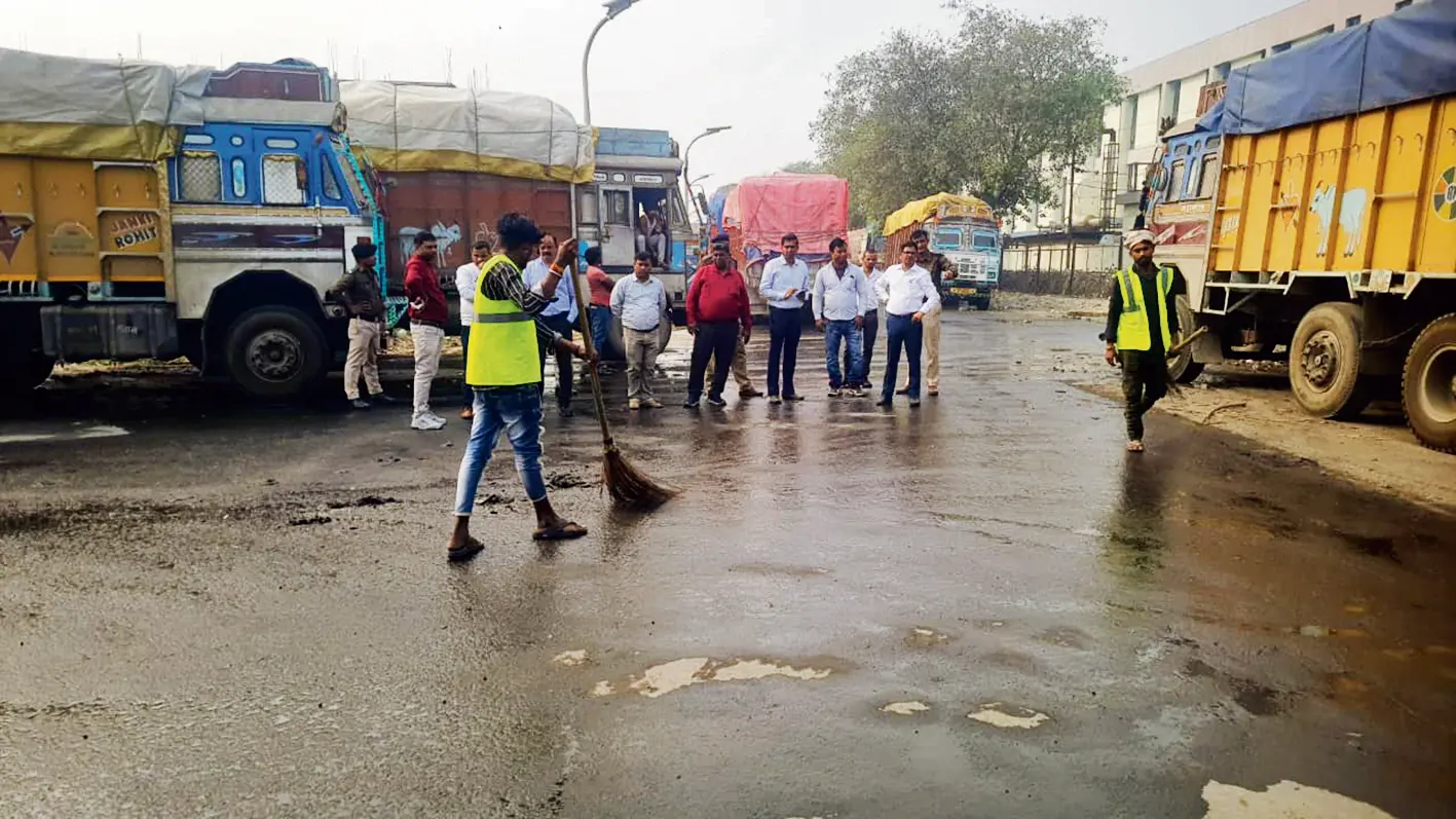 hajipur news. सड़कों पर पसरी रेत व मिट्टी को नगर परिषद ने कराया साफ