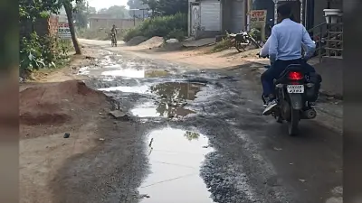 Giridih News: सड़क पर जल जमाव से लोगों को परेशानी