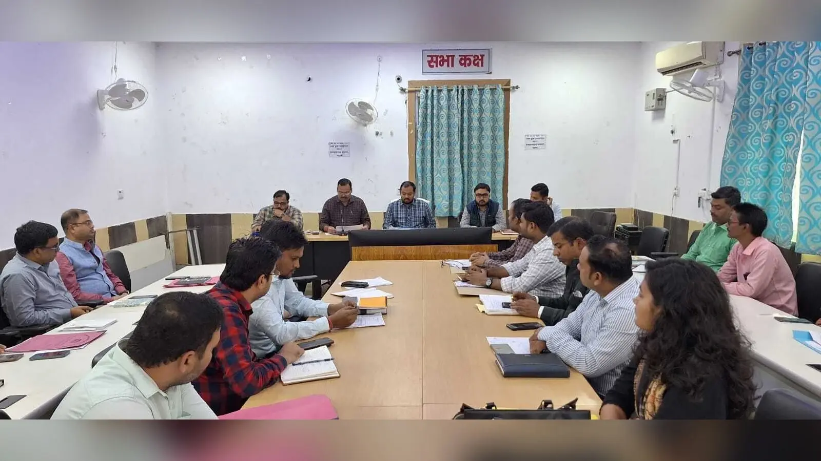 राजस्व संबंधित कार्यों की डीएम ने की समीक्षा, काल बाधित आवेदन को अविलंब निष्पादित करने का दिया निर्देश