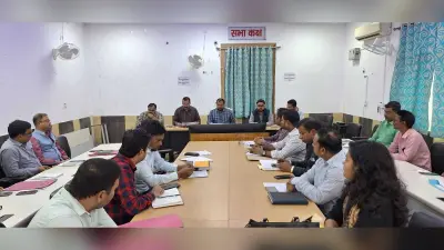 राजस्व संबंधित कार्यों की डीएम ने की समीक्षा, काल बाधित आवेदन को अविलंब निष्पादित करने का दिया निर्देश