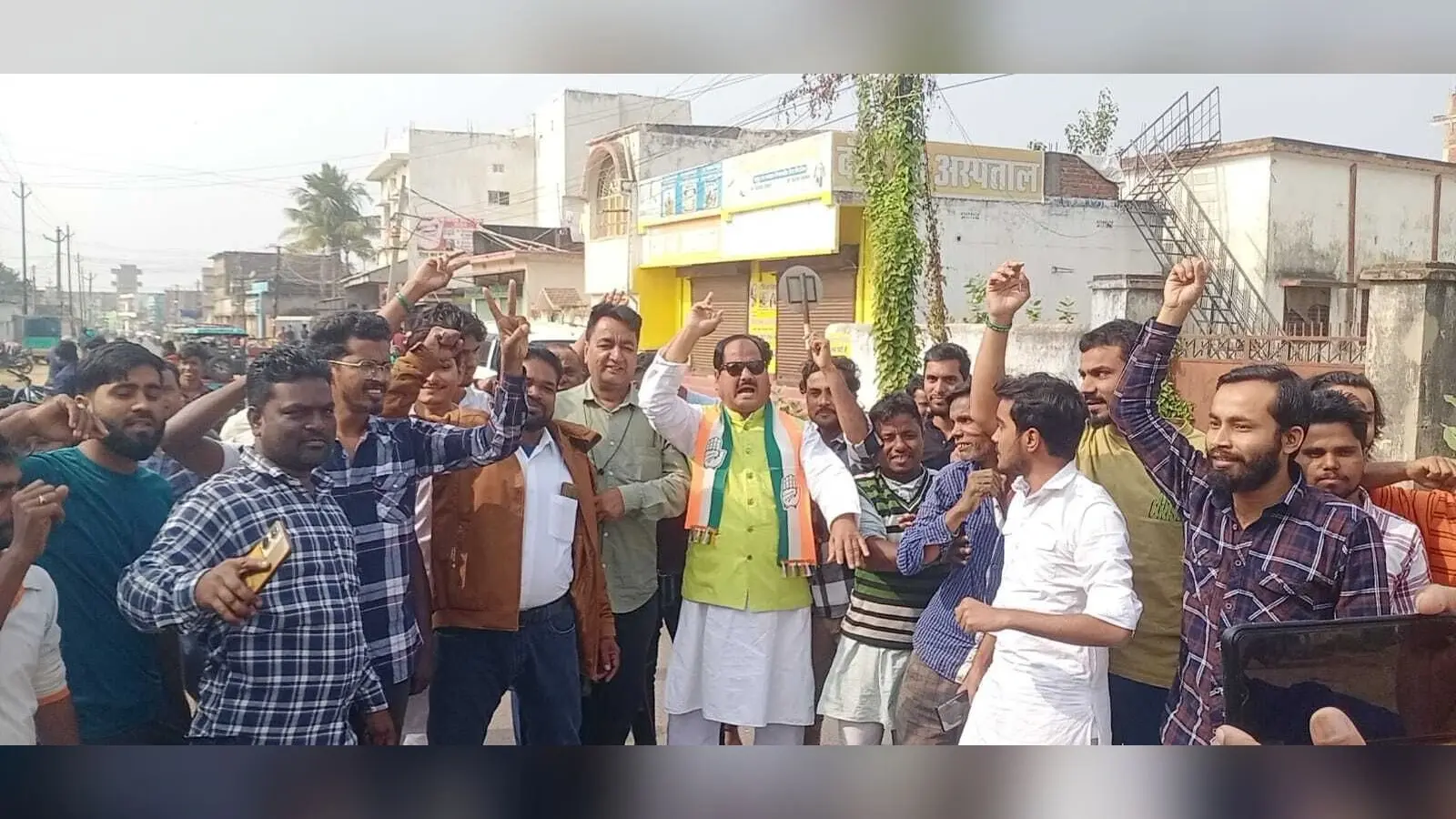 झामुमो प्रत्याशी की जीत पर कार्यकर्ताओं ने निकाली विजय जुलूस