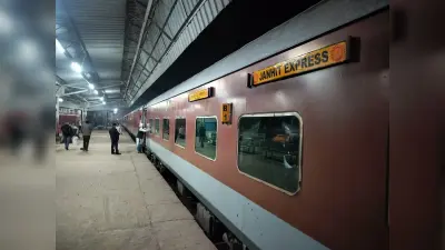 जनहित, कोसी, राज्यरानी विलंब का शिकार, कंपकंपाती ठंड में यात्री जनहित के इंतजार में हुए परेशान